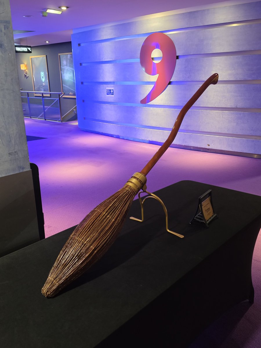 QasimTechhh's tweet photo. un Nimbus 2000 devant la salle pour Harry Potter et les Reliques de la Mort, il est INCROYABLE https://t.co/EWJa1iwkXR