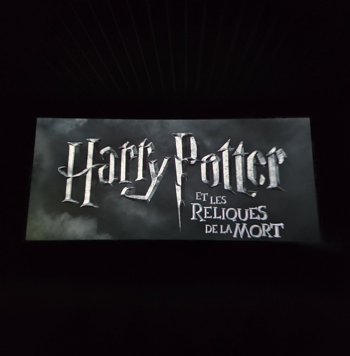 QasimTechhh's tweet photo. un Nimbus 2000 devant la salle pour Harry Potter et les Reliques de la Mort, il est INCROYABLE https://t.co/EWJa1iwkXR