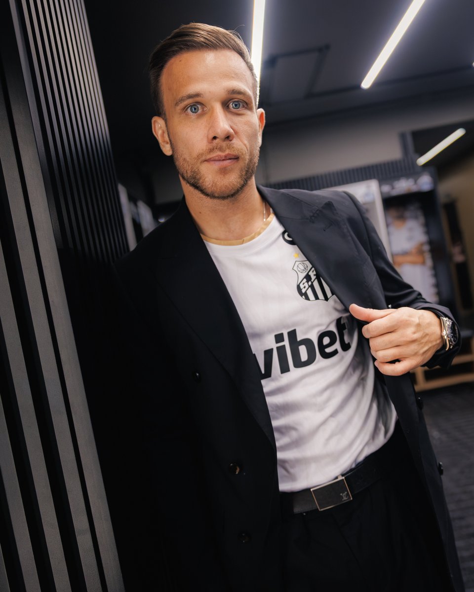 SantosFC's tweet photo. Um traje à altura do lugar que defenderá. Seja bem-vindo, Arthur! ⚪⚫ https://t.co/9CCHk9kdZH