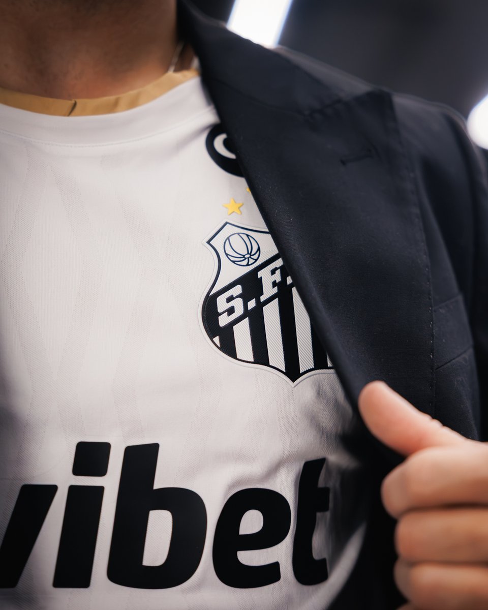 SantosFC's tweet photo. Um traje à altura do lugar que defenderá. Seja bem-vindo, Arthur! ⚪⚫ https://t.co/9CCHk9kdZH