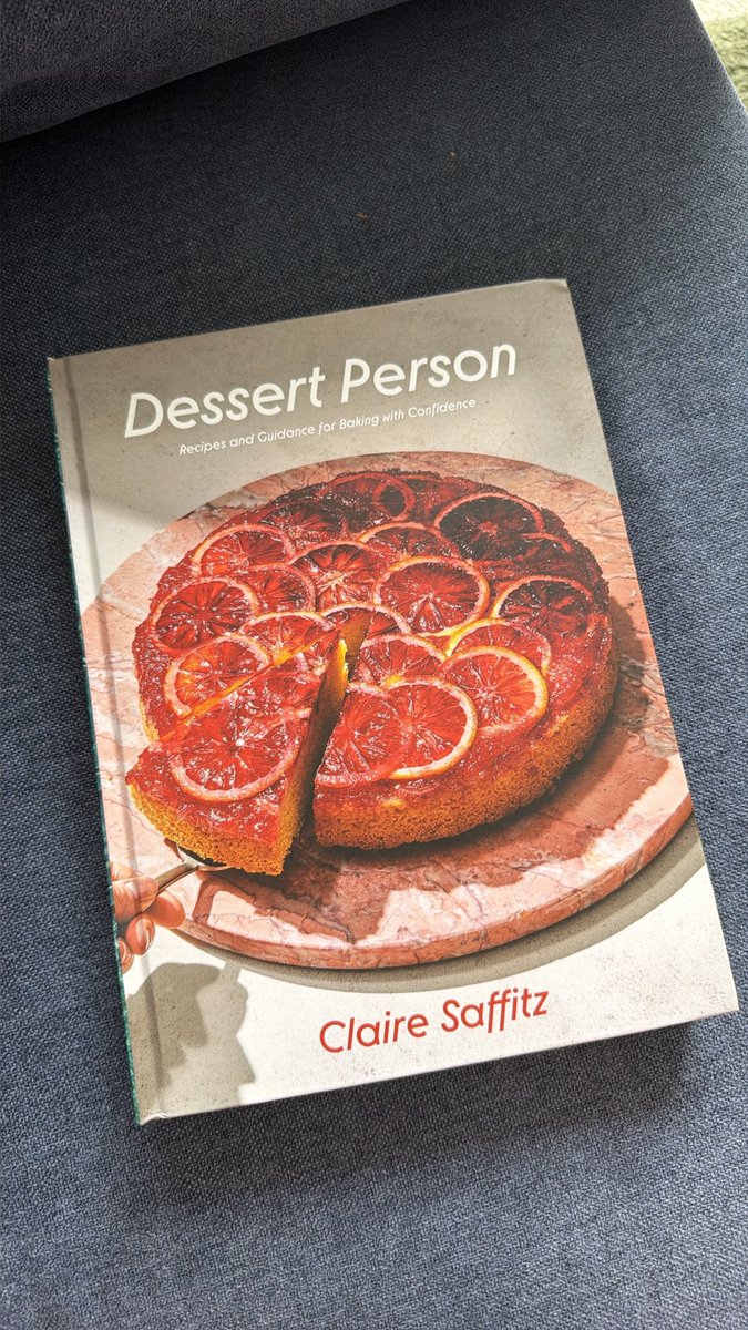 piononoriders's tweet photo. @nazarenads @agnesssDkitty me compré este porque claire es mi musa pastelera inspiradora, obvio que de mas está decir que es un excelente recetario https://t.co/W5yCQpdm6T