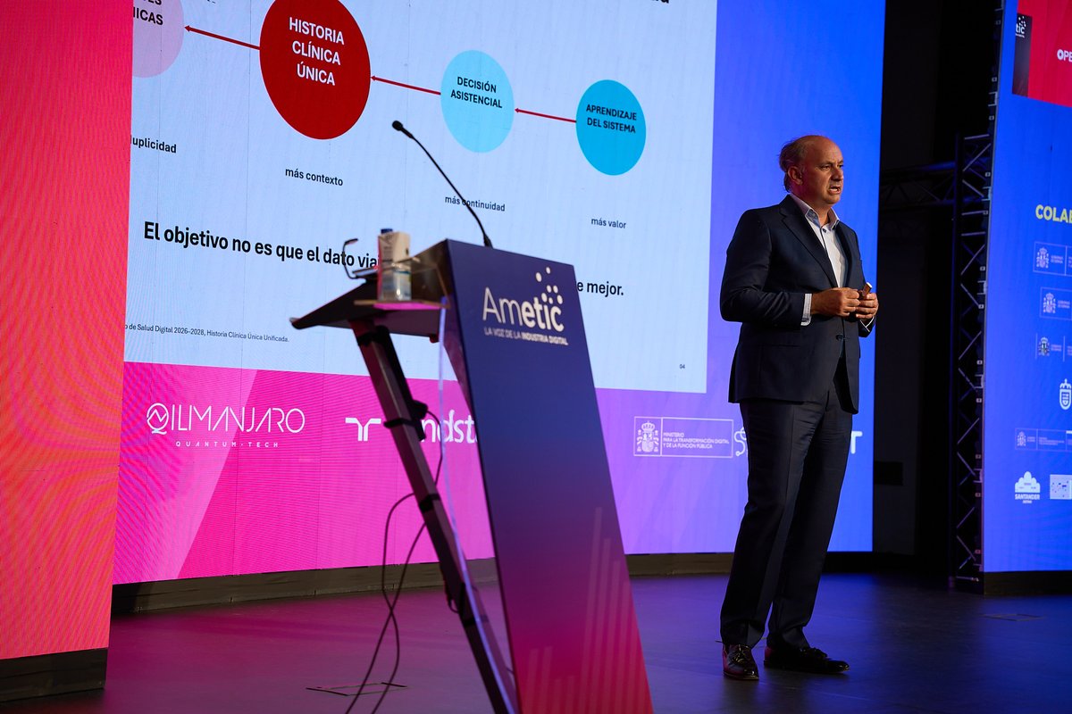 AMETIC_es's tweet photo. ▪️▪️▪️
MESA · DIGITALIZACIÓN EN EL MUNDO DE LA SALUD

💬 "La salud ya es digital: imaginaos que un día todo lo digital desapareciera de vuestro centro de trabajo, el caos sería brutal", planteó Carlos Royo (GMV), moderador de la mesa, con Fernando Granell (Bristol Myers Squibb), Víctor Jiménez (Huawei), Miguel de Foronda (Philips) y María Teresa Linaza (Vicomtech).

💊 "Nadie puede decir que hoy en día en España la salud no es digital. El reto ahora está en transformar esos datos en decisiones clínicas mejores, más rápidas y más precisas", afirmó Granell.

📡 "No somos nativos del mundo sanitario, pero adaptamos la tecnología a sus necesidades muy específicas", explicó Jiménez.

🎯 "Uno de los retos es la gobernanza: fijarnos objetivos alcanzables y evitar esos falsos pilotos que rara vez se replican", señaló de Foronda.

🔬 "Una cosa es digitalizar y otra cosa es transformar. Hay muchísimas cosas en transformación que todavía no se han abordado, ni aquí ni en la industria", apuntó Linaza.

▪️▪️▪️
ESTRATEGIA DE SALUD DIGITAL · COMUNIDAD DE MADRID

🏛️ Miguel López Valverde, consejero de Digitalización de la Comunidad de Madrid, presentó su plan estratégico de salud digital, dotado con 336 millones de euros. "Hemos hecho un Frankenstein: lo hemos hecho tan complejo que es imposible. Por eso ahora vamos a un modelo de simplificación", reconoció.

🎤 Miguel Ángel Montero, presidente de la Comisión de Salud Digital de AMETIC, cerró la jornada con una idea potente: "La próxima revolución sanitaria no será tecnológica, sino cognitiva."

Seguimos trabajando por una sanidad digital más colaborativa, segura y centrada en las personas.

📺 Sigue todo el evento en directo → https://t.co/ZhNsyfIWJV

#Santander40 #SaludDigital #AMETIC