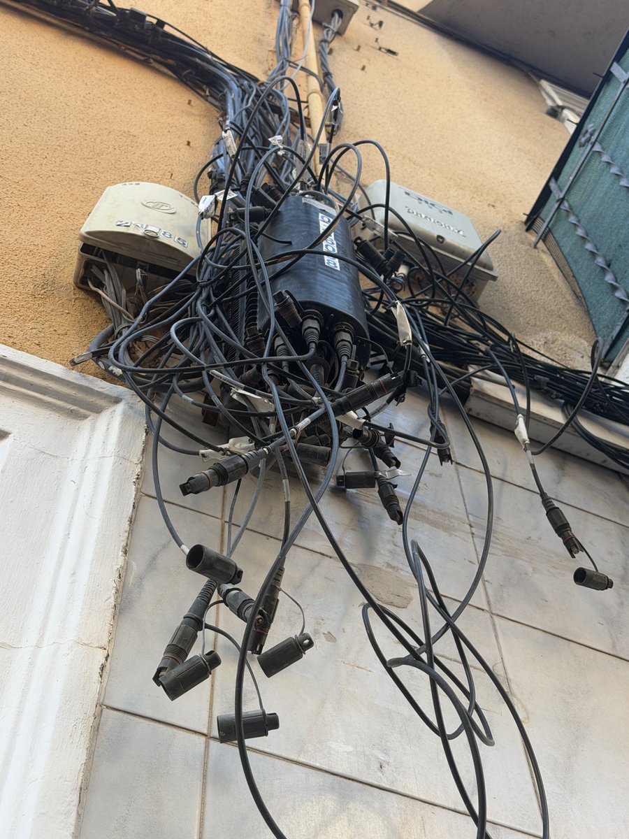jplanasl's tweet photo. @movistar_es Cables sueltos a altura de peatón y 4 cortes de internet por vuestras chapuzas. Incumplís la Ley de Telecomunicaciones al no retirar el cableado obsoleto ni garantizar la seguridad. Como propietario exijo el saneamiento. Quedo a la espera de vuestro DM. https://t.co/oi67DKY1yG