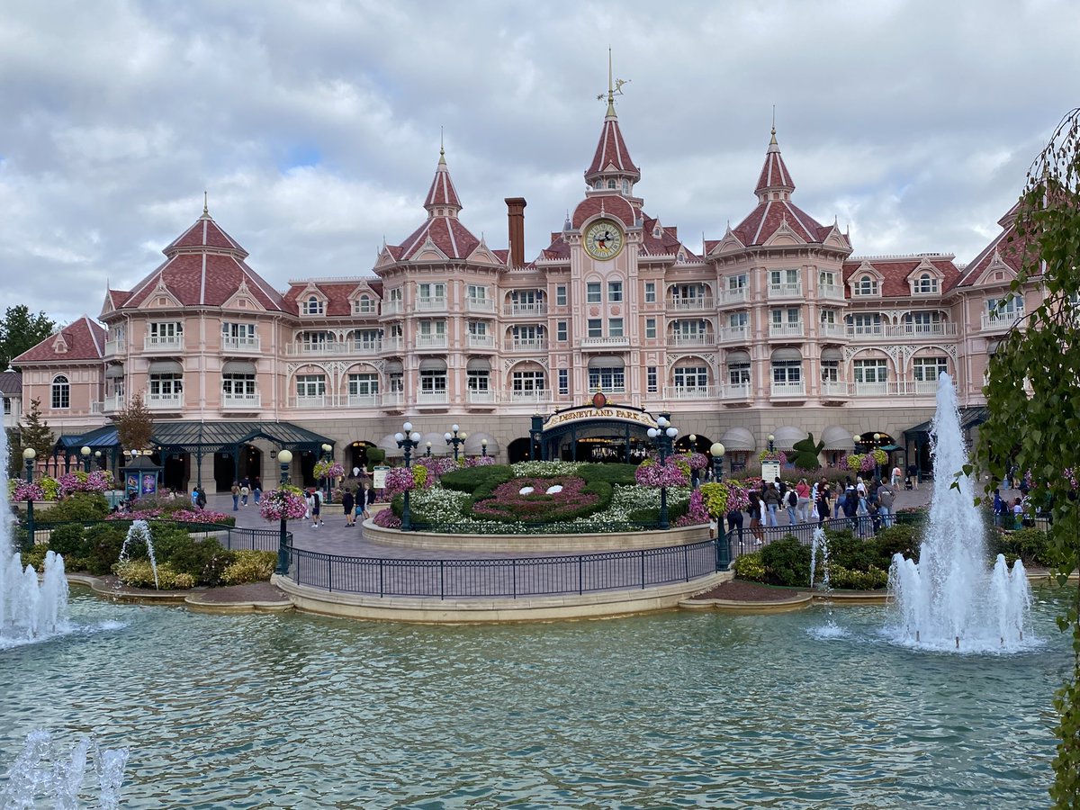 Codes_4's tweet photo. #disneyland #paris #francia🇫🇷 #marvel #castillodisneylandparis https://t.co/obgT1orSfU