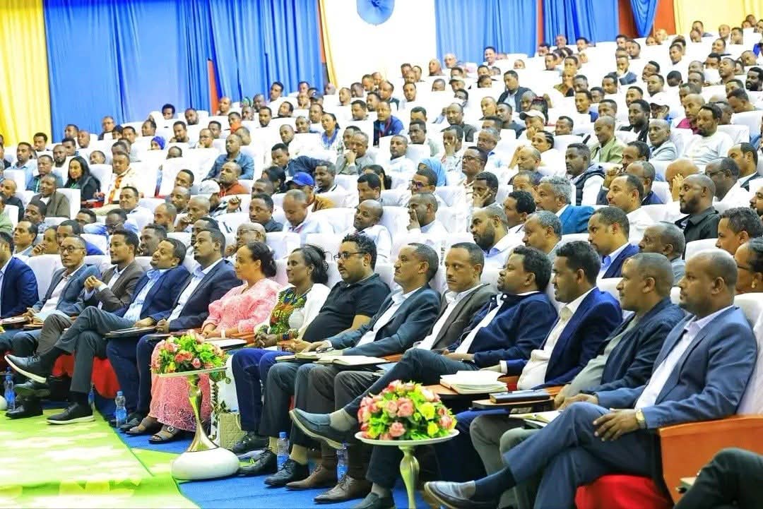 BahirdarO8493's tweet photo. "የሕዝብንመብትእናጥቅም ማስከበር የጋራ ግባችንመኾን አለበት" ርእሰመሥተዳድርአረጋ ከበደ

የአማራክልልከፍተኛናመከካለኛመሪዎችየ2018 በጀትዓመትየፓርቲእናየመንግሥትሥራዎች አፈጻጸም እና የ2019በጀትዓመትየዕቅድ ትውውቅ መድረክእየተካሄደነው https://t.co/5fYwPFaIq0