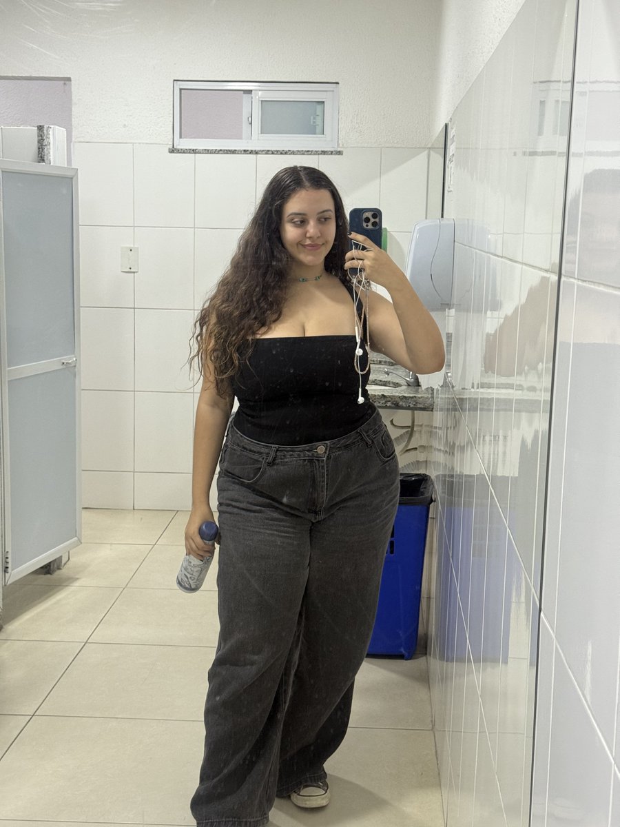 giveuponvenus's tweet photo. Um pouco sobre mim:
Idade: 33
Pronomes: ela/dela
Orientação: bi festinha
Altura: 1,61
Calço: 36
Profissão: clt, fotografia, WebP, freelancer de tudo que der dinheiro
Signo: câncer 
Fumo: Só passiva
Drogas: Passo no toxicológico
Bebida: Água, coquinha zero, suco de maracujá, caipirinha
Tatuagens: Sou uma tela em branco
Piercings: Nenhum
Cor favorita: Preto, azul, verde
Música: Pop, rock, e todo o resto