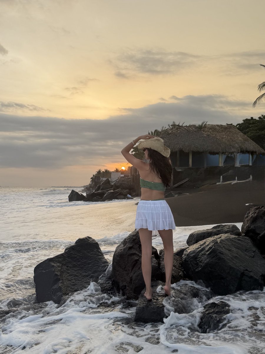 VivianaMariaC's tweet photo. dump en mi lugar favorito 🌞🌊🌴 https://t.co/g6RcV19CQu