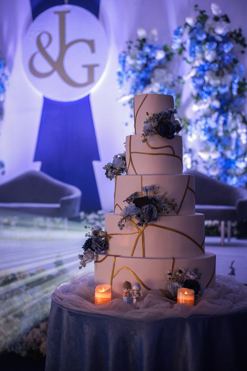 agicheetah's tweet photo. my lowkey le sserafim themed wedding 👰🏻💙 https://t.co/m5BuxiBfPr
