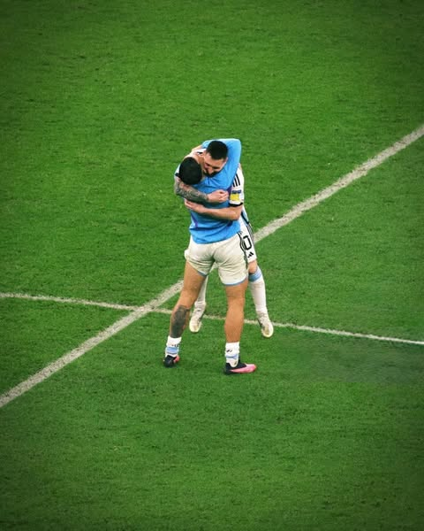 la12tuittera's tweet photo. 🇦🇷El POSTEO de LEANDRO PAREDES para LIONEL MESSI en Instagram.

🌧️🥲Creo que está lloviendo. https://t.co/tu8j9ONfZE