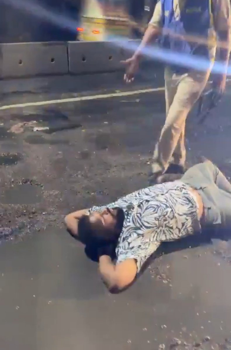 smitadeccan's tweet photo. #Hyderabad:
Fed up with a #pothole, a man sat on the #Imlibun–Putlibowli road, refusing to move until it was repaired.
His #protest caused a traffic jam before #TrafficPolice cleared the road.
Locals urged @GHMCOnline to act. https://t.co/QPLJVp4mrA