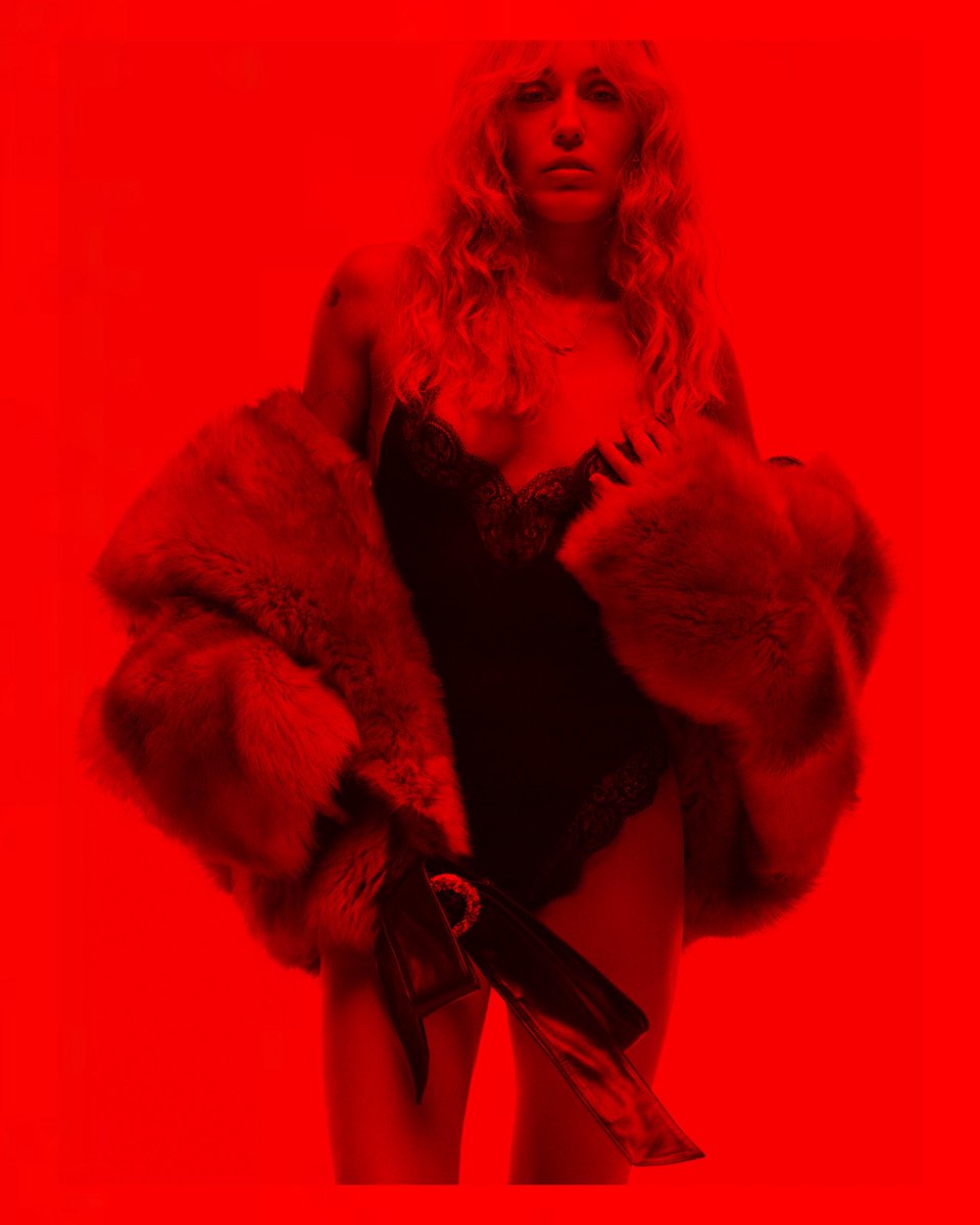 angelslikejaded's tweet photo. god is a woman and her name is MILEY. https://t.co/giGFfShup1