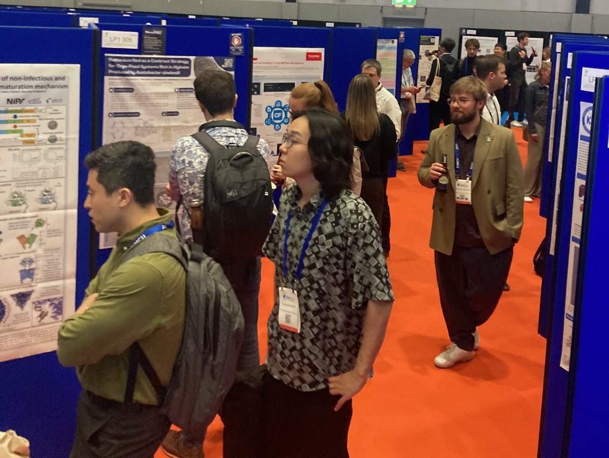 RoyalMicroSoc's tweet photo. A real buzz around this afternoon's poster session to round off a busy first day at #IMC21!

Who's ready to go again tomorrow? 😀 🔬 https://t.co/OLacHMUNQG