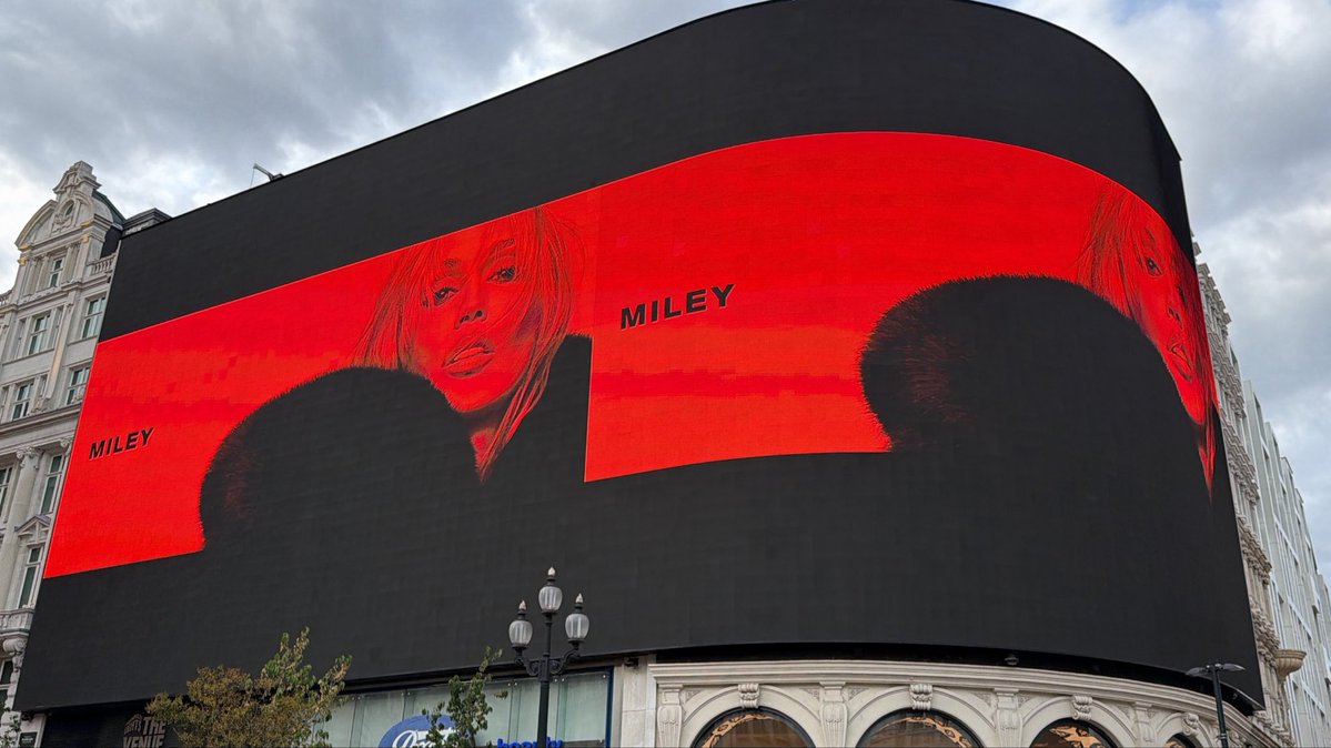 krypito's tweet photo. MILEY NEW PROMO CAMPAIGN IS HUGEEE IN LONDON https://t.co/A22rhSgQks