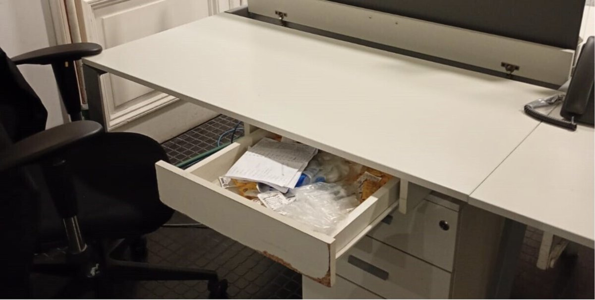 clarincom's tweet photo. DENUNCIAN QUE ABRIERON CAJONES Y SE LLEVARON COMIDA DE LA SALA DE PERIODISTAS EN CASA ROSADA

Lectura rápida
El periodista Fabián Waldman, de FM La Patriada, denunció que al llegar este lunes a la Sala de Acreditados de Casa Rosada encontró cajones abiertos, pertenencias revueltas y faltantes de comida. Desde el Gobierno dijeron que están “averiguando qué pasó”.
Waldman publicó fotos y un video y cuestionó las condiciones de seguridad: recordó que antes los propios acreditados tenían la llave de la sala y podían abrirla y cerrarla.

Qué encontraron
Según relataron periodistas acreditados, fueron abiertos los cajones ubicados debajo de las mesas y quedaron objetos personales desordenados. También faltaban productos guardados en heladeras y cajones, entre ellos paquetes de yerba, leche y otros alimentos.

Quién controla la seguridad
La seguridad dentro de Casa Rosada está a cargo de la Casa Militar, que depende de la Secretaría General de la Presidencia, encabezada por Karina Milei. Una fuente oficial aseguró que el Gobierno intenta determinar qué ocurrió. En el sector hay cámaras de seguridad, por lo que los periodistas esperan que las imágenes permitan reconstruir rápidamente quién ingresó y qué pasó.

Una sala que ya venía en conflicto
La Sala de Acreditados había sido cerrada por orden de Javier Milei después de que un cronista filmara dentro de Casa Rosada. Tras reclamos de asociaciones periodísticas fue reabierta, aunque con mayores restricciones para el movimiento de los periodistas.

Contexto
El episodio ocurre además en un momento de fuerte tensión entre el Gobierno y parte de la prensa, marcado por los reiterados enfrentamientos públicos de Milei con periodistas y medios.

(+) en Clarín: https://t.co/kUTQ7LxQ8u