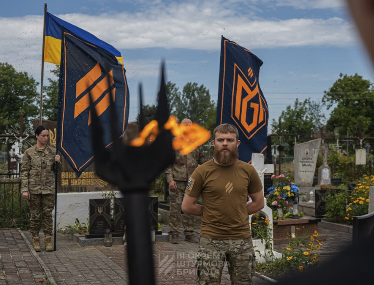 mossrobeson__'s tweet photo. 👀If my eyes do not deceive me, the 3rd Assault Brigade did not expel this neo-Nazi for his Auschwitz stunt, but just invited him to honor Yuri Lypa, the "founder of 🇺🇦 racial theory ... who called for ethnic cleansing and installation of sex tribunals for the purity of 🇺🇦 race." https://t.co/WVIXwg3mZd