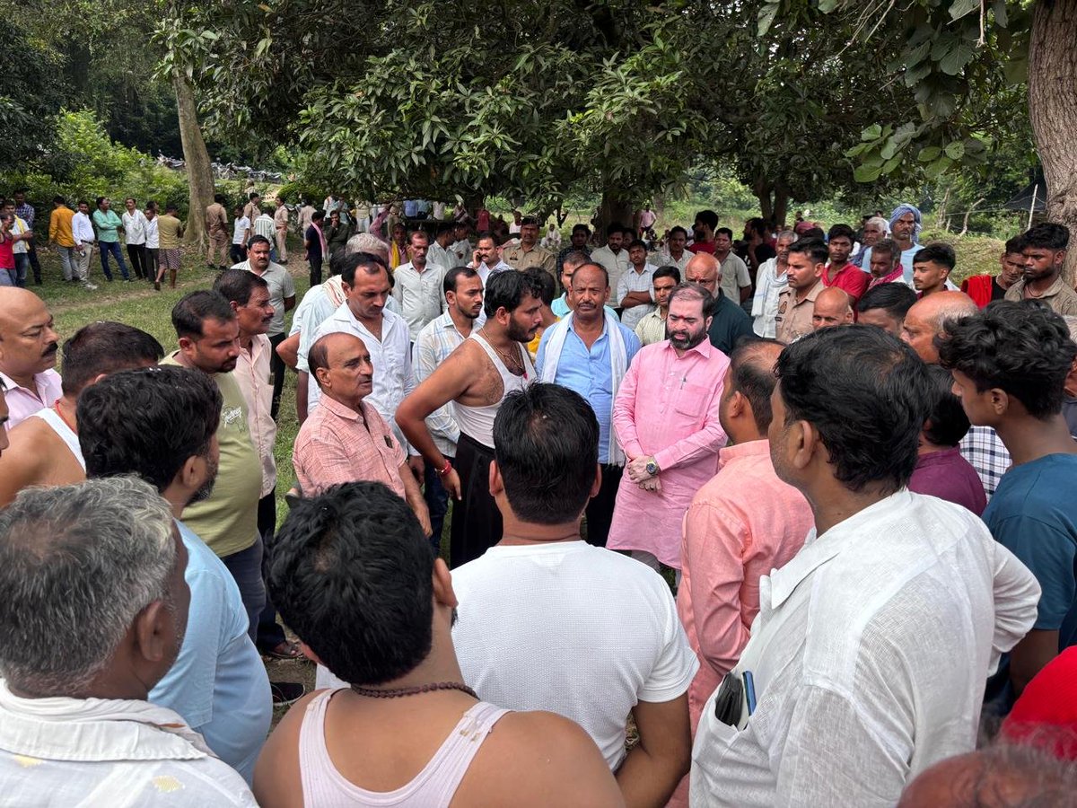 SatishSharmaBBK's tweet photo. विधानसभा दरियाबाद अन्तर्गत विभिन्न शोकाकुल परिवारों में पहुँचकर शोक संवेदना प्रकट किया।
1.ग्राम धनौली मिश्रान निवासी श्री कृष्णदेव मिश्रा जी के पुत्र बिपिन मिश्रा जी के निधन की सूचना मिलने पर उनके परिजनों से मिलकर शोक संवेदना प्रकट किया।
2..ग्राम पूरे अमेठियन निवासी श्री आशीष सिंह जी के पूज्य पिता श्री ब्रजराज सिंह जी के निधन की सूचना मिलने पर उनके परिजनों से मिलकर शोक संवेदना प्रकट किया।
3.ग्राम लालपुरवा निवासी स्मृतिशेष राजेश वर्मा “रज्जू” जी के त्रयोदस संस्कार में पहुँचकर उनके चित्र पर पुष्प अर्पित कर श्रद्धांजलि अर्पित की ।
 4.ग्राम बेरहरी निवासी सेवानिवृत्त शिक्षक श्री राधेश्याम यादव जी के निधन की सूचना पर उनके परिजनों से भेंट कर शोक संवेदना व्यक्त की ।
ॐ शांति शांति!!