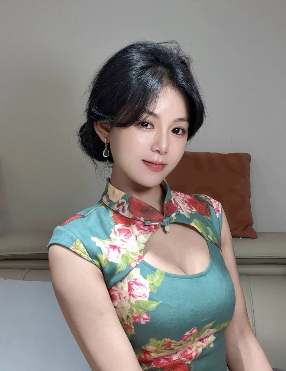 FcJames18's tweet photo. 不知道啊，我的身材好像挺曼妙。34岁的女人而已，就这样吧～ https://t.co/yVK5rver9v