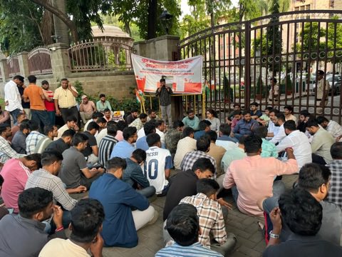 IYC's tweet photo. A delegation of Maharashtra Youth Congress met students protesting PMC Junior Engineer exam paper leak in Pune.

Their hard work cannot be sacrificed to a broken examination system.

Cancel the compromised exam, investigate the leak and punish those responsible, no cover-up, no excuses.