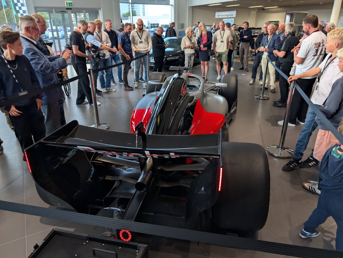 Holonyawn's tweet photo. A local AUDI dealership had an event this evening. And you got to see a Formula 1 car really close up. https://t.co/FcoBrC1pNP