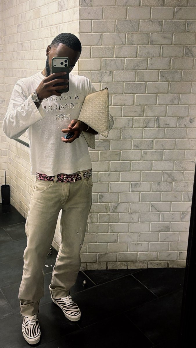 inSnobwetrust's tweet photo. is ya bihh this fly? https://t.co/DknXb05UDb