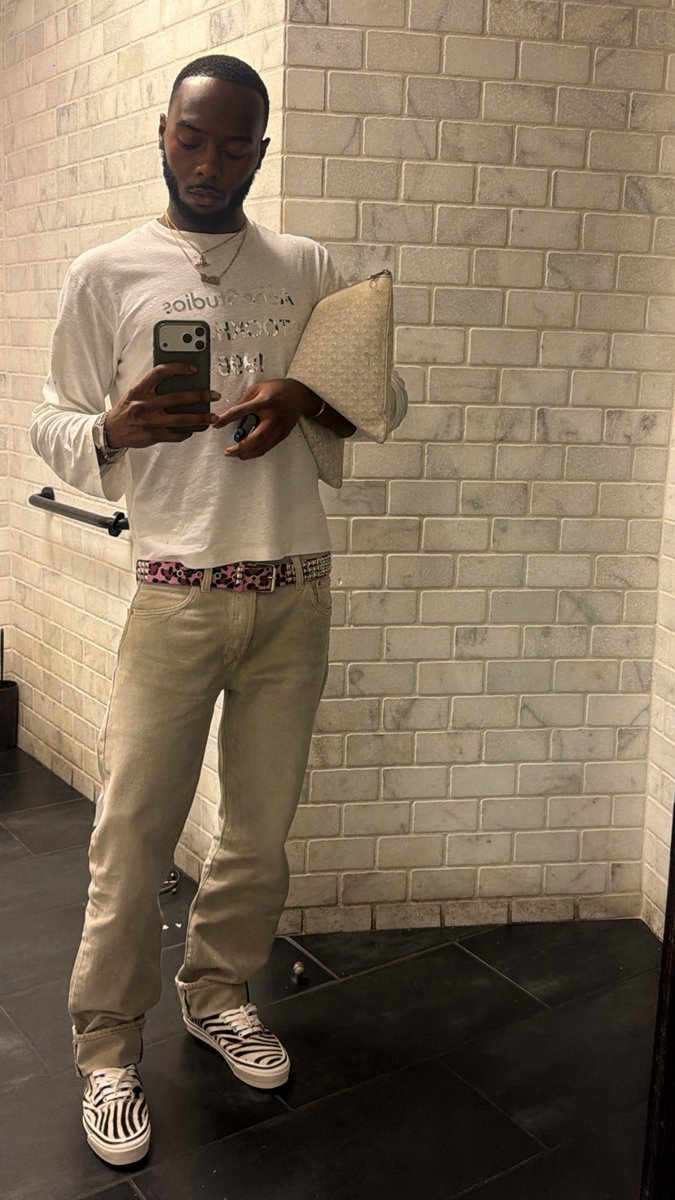 inSnobwetrust's tweet photo. is ya bihh this fly? https://t.co/DknXb05UDb