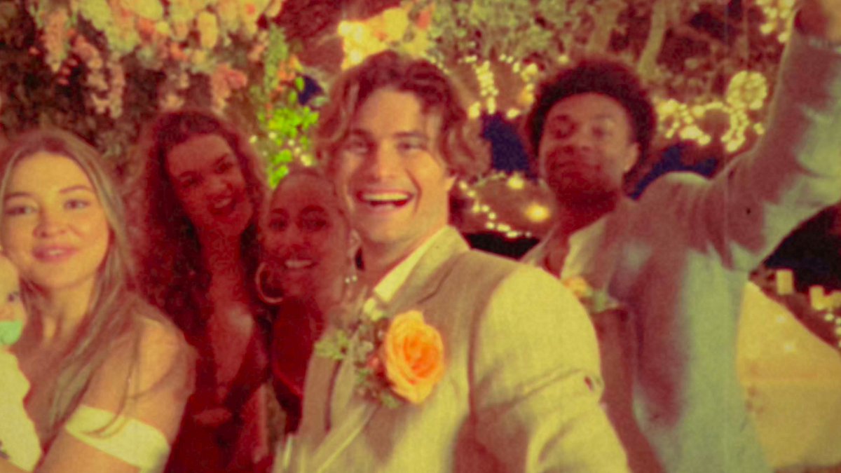 obxnetflix's tweet photo. can we talk about the reception??? https://t.co/lh6ARQDe5C