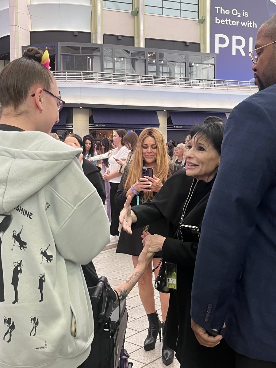 gwsplanet's tweet photo. just saw god herself https://t.co/3g5pIh1JTM