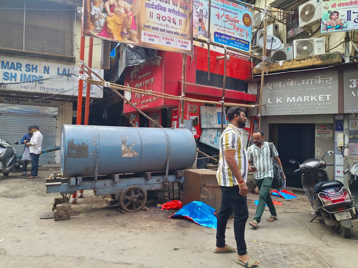 DZagade1981's tweet photo. @mybmc @mybmcWardC @CPMumbaiPolice @MumbaiPolice

Illegal sale of essential water is reportedly being carried out without valid BMC permission at multiple locations in C Ward, including 27 Ramwadi, opposite Bhajigalli, Kalbadevi Road, Vitthalwadi, Kakad Market and Badamwadi, https://t.co/2hnZzYOvsG