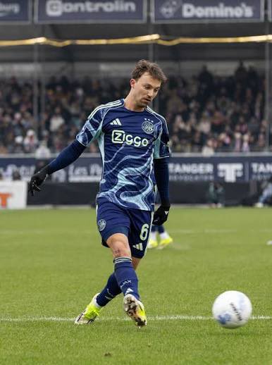 XWorldTransfers's tweet photo. 🚨 
Ajax, Youri Regeer and Werder Bremen have reached an agreement regarding the midfielder’s loan move to the German club. 

The 23-year-old will spend the remainder of the current season on loan with the Bundesliga side until the summer of 2027. The loan agreement includes an option to buy for Werder Bremen. 💣 @AFCAjax @werderbremen