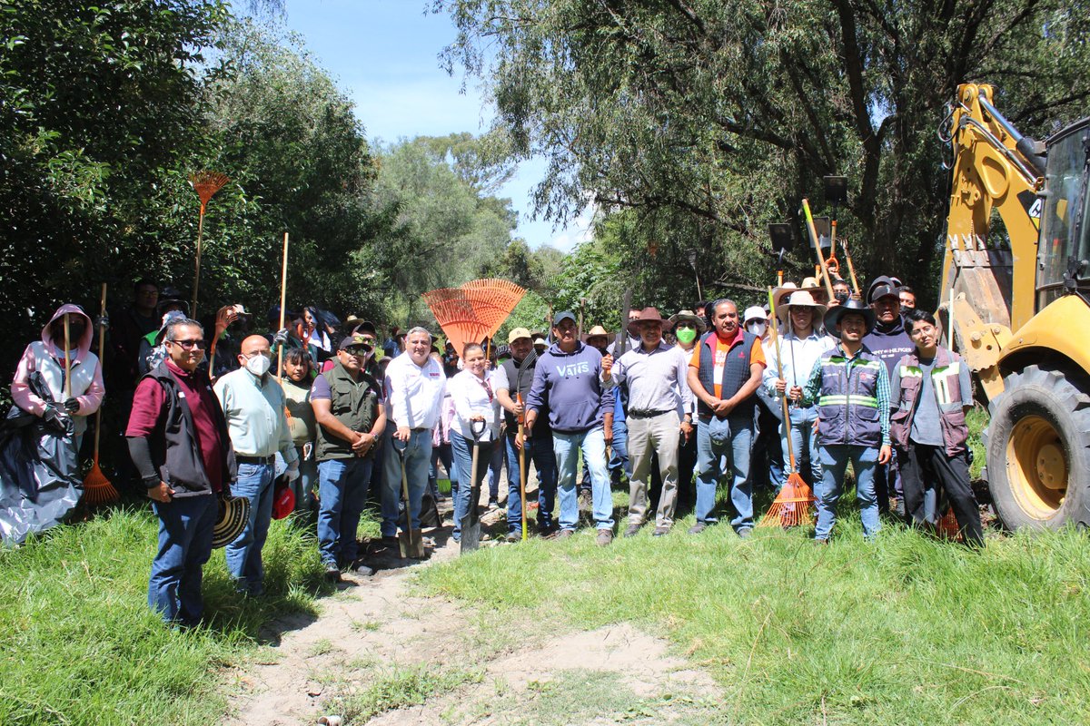 RebecaBanuelos_'s tweet photo. 🌿💧 Cuidar nuestros ríos también es cuidar nuestro futuro.

Desde @CeasPueOficial  nos sumamos a la jornada comunitaria de limpieza en la ribera del Río Xochiac, trabajando de la mano con la comunidad para recuperar y proteger nuestros espacios naturales. 🌎 https://t.co/eCYMCnkA3n