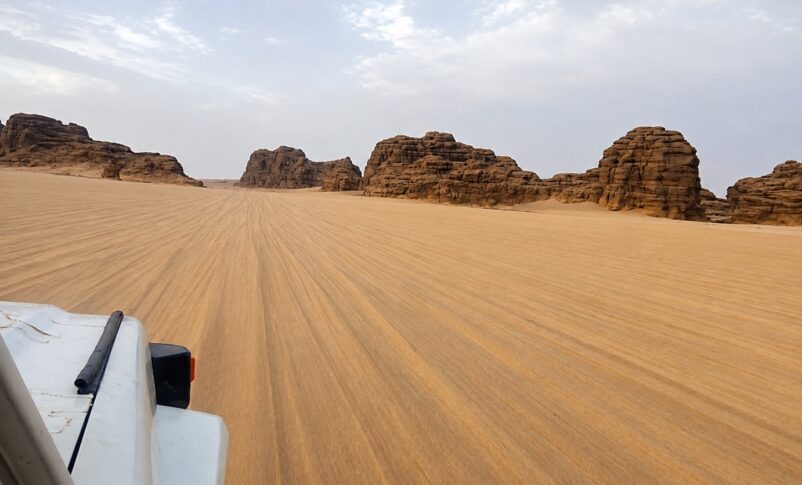 SudanTribune_AR's tweet photo. «سودان تربيون» تكشف بالأسماء والمسارات: كيف يهرب ذهب دارفور إلى إفريقيا الوسطى؟

تتخذ حركة تهريب الذهب اتجاهات عدة للالتفاف على منظومات الرقابة الرسمية وشبكات الموانئ الوطنية المعززة بشرطة النقاط الجمركية.
ويأتي في مقدمة هذه المسارات معبر أم دافوق – بيراو، حيث يُهرب الذهب من مناجم الردوم وسنقو وأم دخن عبر شاحنات دفع رباعي محمية بسلاح الدعم السريع تجاه معبر “أم دافوق” الحدودي، ليدخل أراضي إفريقيا الوسطى في بلدة “بيراو”، ومنها إلى العاصمة بانغي

https://t.co/PnQuxLOrgz