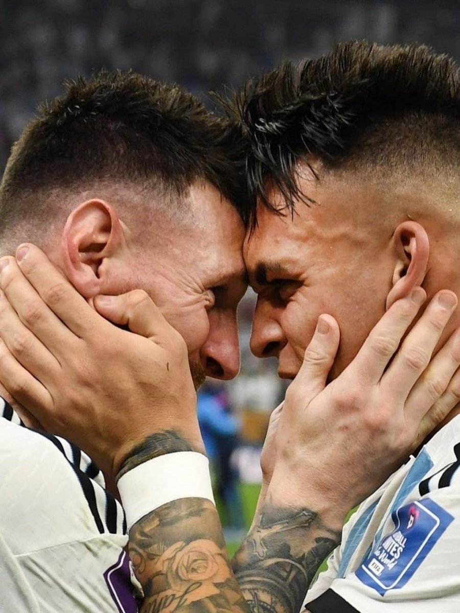 LautaroM22_'s tweet photo. ✉️ La carta abierta de Lautaro a Lionel Messi en Instagram:

“Leo, no sé si existen palabras suficientes para agradecerte todo lo que hiciste por nosotros. Más allá de todo lo que lograste dentro de la cancha, me quedo con todo lo que nos enseñaste afuera, a no rendirnos, a seguir intentando después de cada golpe, a trabajar en silencio y sobre todo, a creer siempre en nosotros.

Tu liderazgo no estuvo solamente en los goles, las asistencias o los títulos, sino en el ejemplo que nos diste todos estos años representando a nuestra selección.

A mí y a todos nuestros compañeros nos dejaste muchísimo más que recuerdos. Nos dejaste enseñanzas que vamos a llevar con nosotros toda la vida.

Gracias por cada consejo, cada charla, cada entrenamiento, cada abrazo y cada momento compartido. Gracias por hacer historia con nosotros y por permitirnos ser parte de tu historia.

Te vamos a extrañar muchísimo, capitán. Vamos a estar eternamente agradecidos de haber podido compartir este camino con vos.

Gracias por todo capitán !!!!” 💙🤍🇦🇷