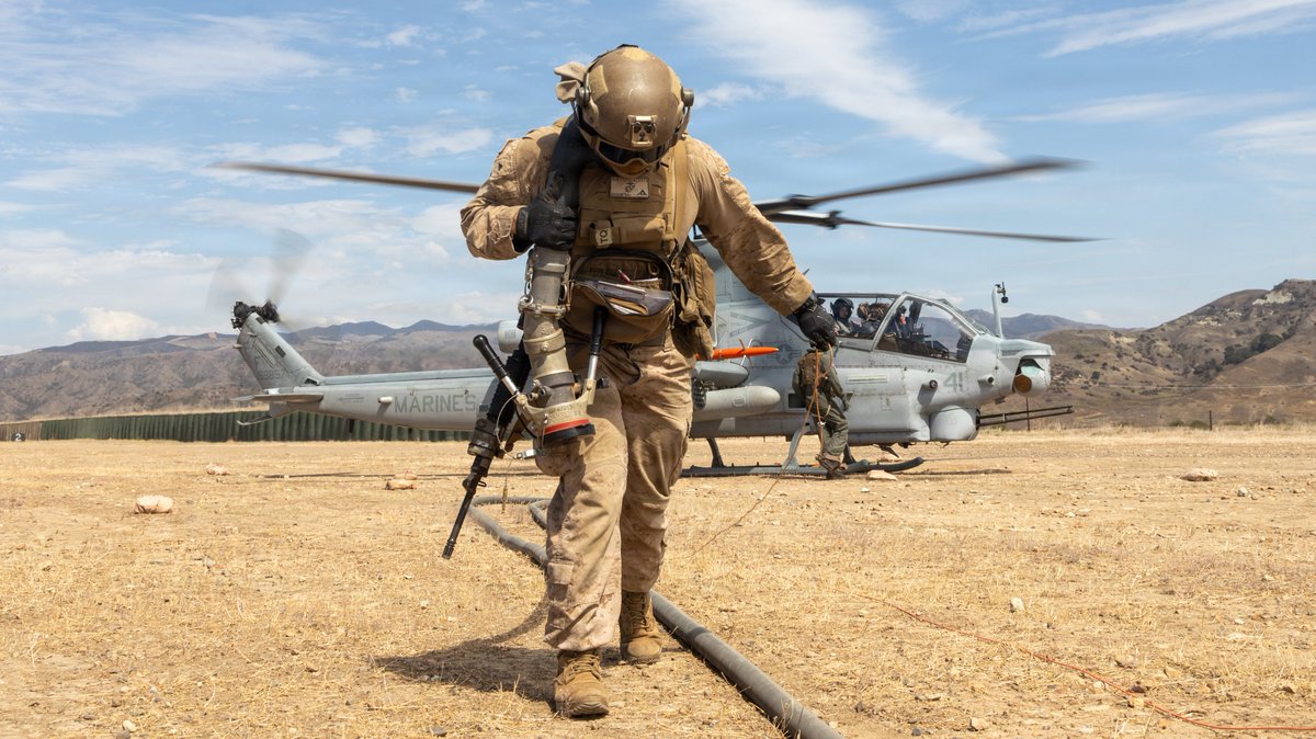 PacificMarines's tweet photo. #PacificMarines assigned to the @Official13thMEU, refuel an #F35B Lightning II aircraft assigned to #VMFA211, #13thMEU, at a forward arming and refueling point during routine training at @MCIWPendletonCA, #California, Aug. 23, 2026. 

📷: Cpl. Grace Stover | @USMC https://t.co/6iT8GVXJgJ