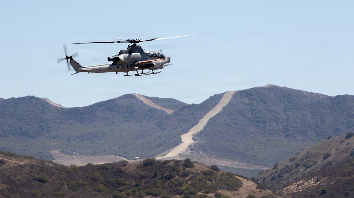 PacificMarines's tweet photo. #PacificMarines assigned to the @Official13thMEU, refuel an #F35B Lightning II aircraft assigned to #VMFA211, #13thMEU, at a forward arming and refueling point during routine training at @MCIWPendletonCA, #California, Aug. 23, 2026. 

📷: Cpl. Grace Stover | @USMC https://t.co/6iT8GVXJgJ