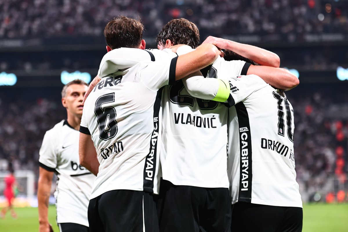 Besiktas's tweet photo. Takım. 👊

#ForzaBeşiktaş 🏴🏳️ https://t.co/EA6cjbV8Uh