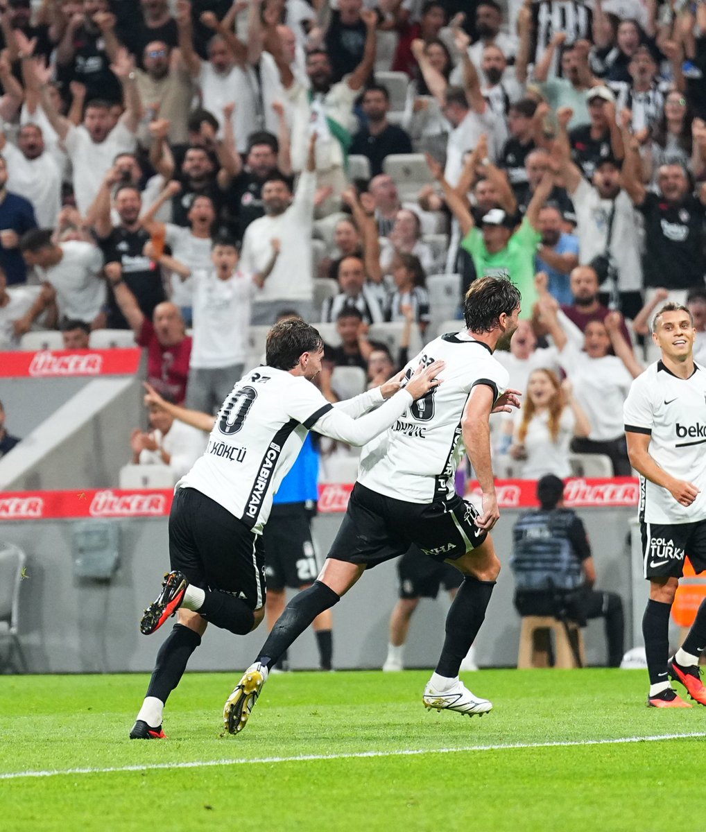 Besiktas's tweet photo. Takım. 👊

#ForzaBeşiktaş 🏴🏳️ https://t.co/EA6cjbV8Uh