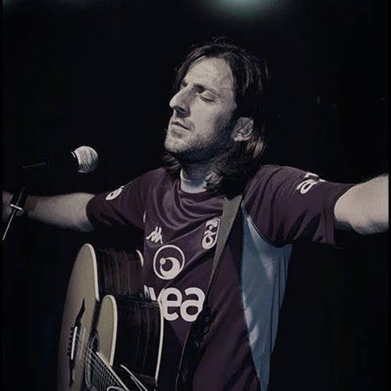 AzatutyunnnAyeg's tweet photo. Kaybettik Kazım abi… Ama sen o kadar büyüksün ki, Amed’de, statta senin sesin yankılanıyor. Amedspor galibiyetini senin şarkınla kutluyor.
Tebrikler Amedspor. 
İyi ki vardın Kazım abi. ✌️ https://t.co/kQ5GN7I88J