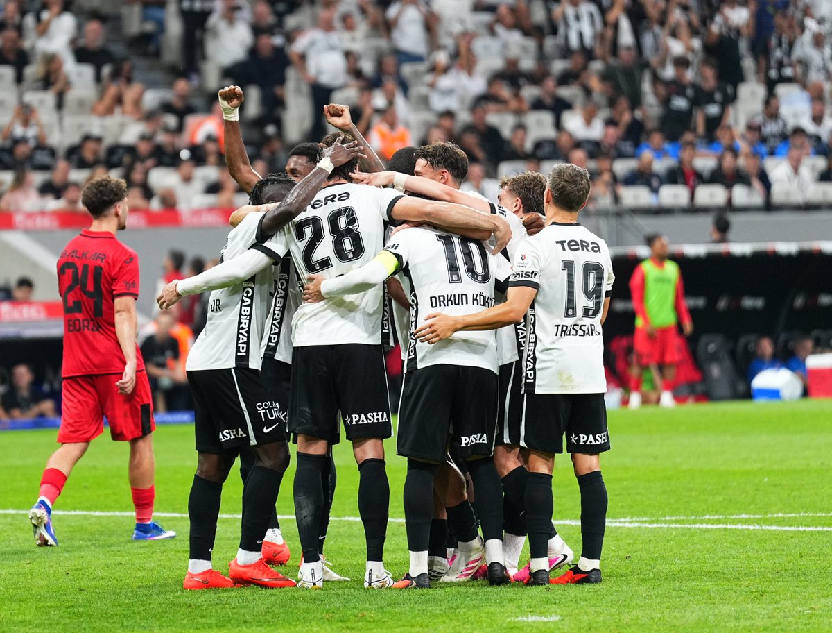 Besiktas's tweet photo. Takım. 👊

#ForzaBeşiktaş 🏴🏳️ https://t.co/EA6cjbV8Uh