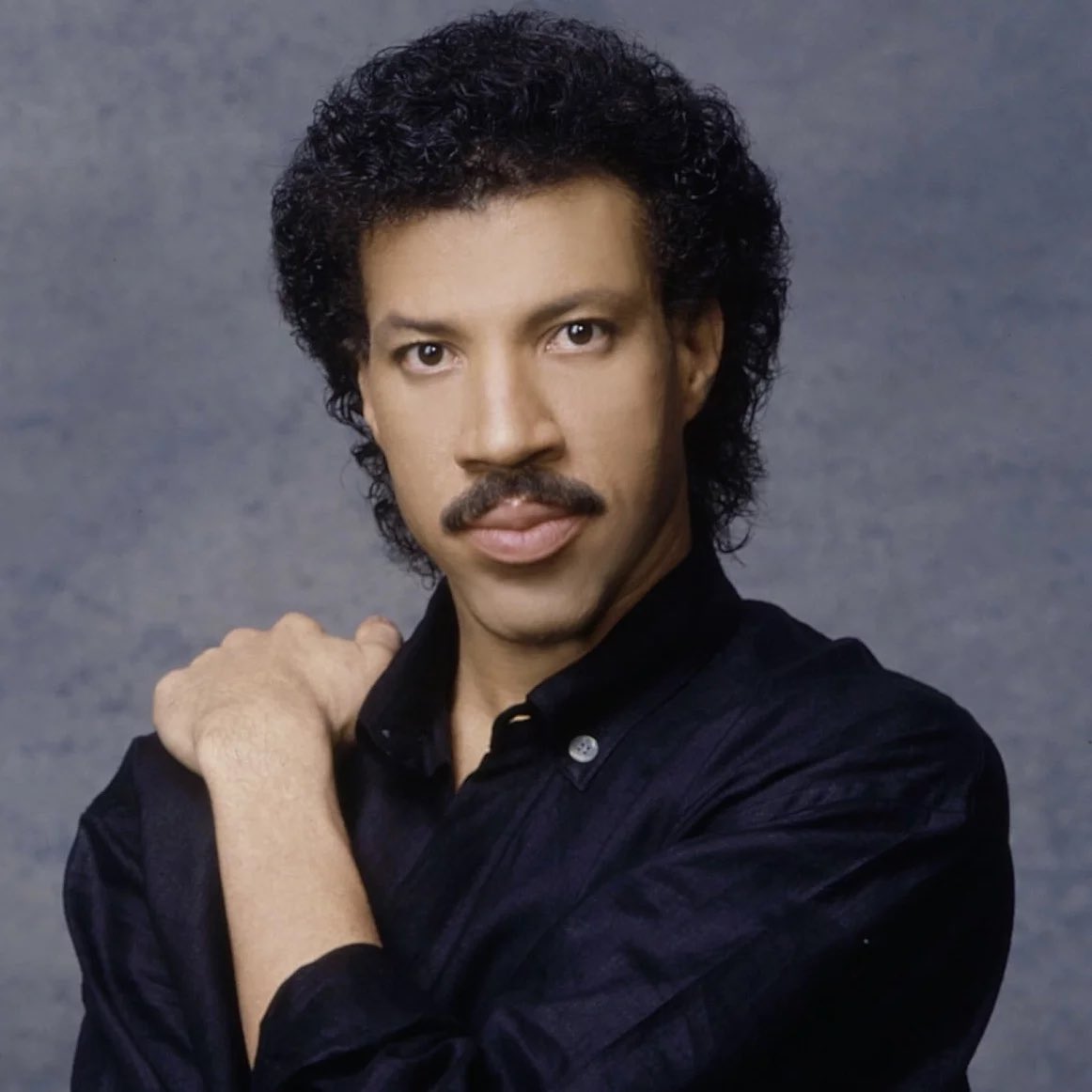 tracklist's tweet photo. 🚨 Lionel Richie foi internado em UTI após show em St. Louis, Missouri, nos Estados Unidos.

Segundo o TMZ, a equipe médica investiga uma possível desidratação e há expectativa de alta. https://t.co/z6BPowMI8F