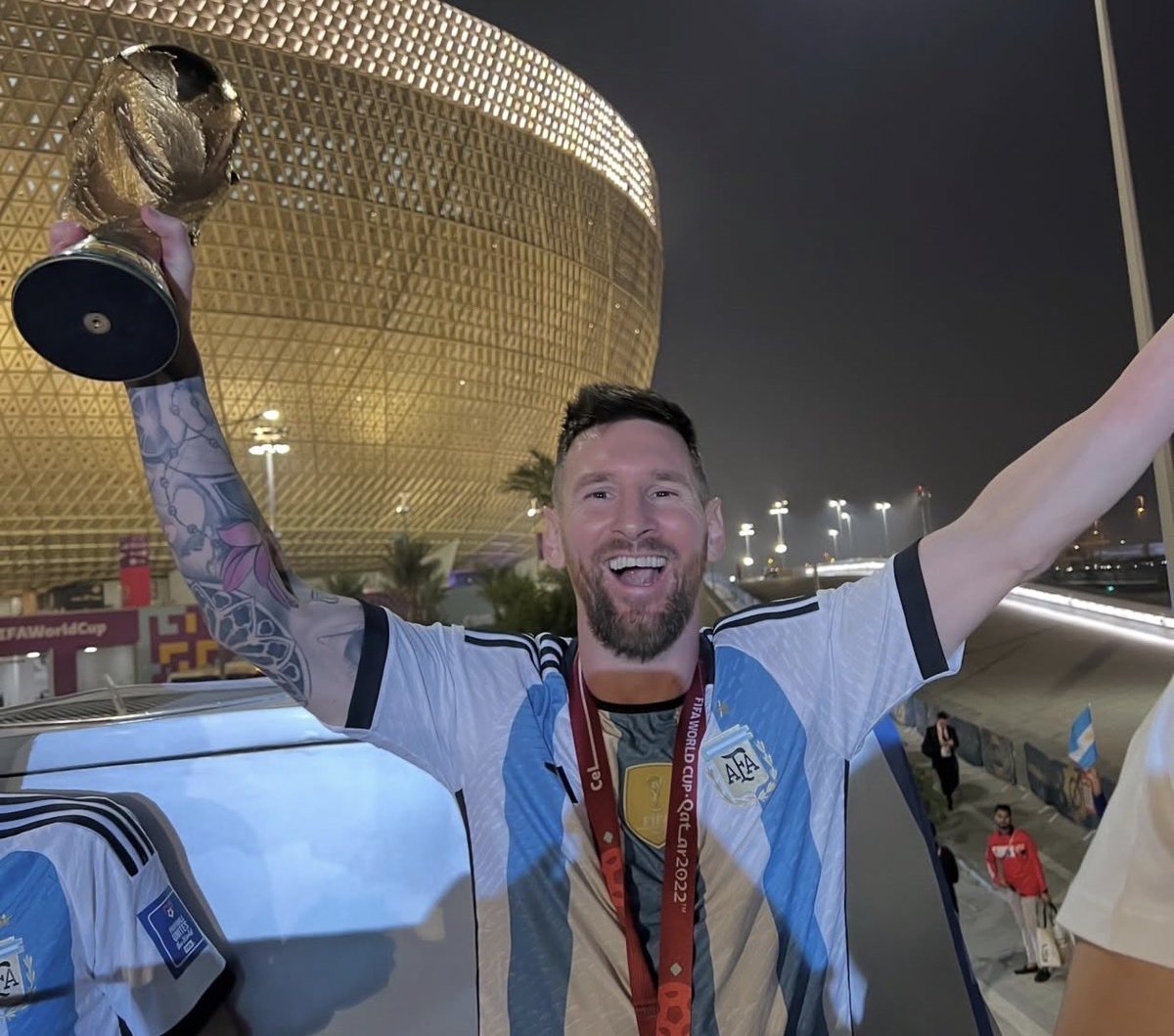 MessiLeoBrasil_'s tweet photo. 🚨 ESSA FOTO NUNCA HAVIA SIDO PUBLICADA ANTES.

Simplesmente Lionel Messi de frente pro estádio Lusail, após vencer a França na final da Copa do Mundo.

Sensacional. https://t.co/jXQtup1x5v