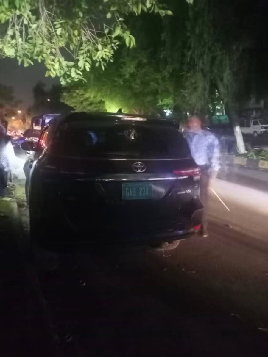chemajournalist's tweet photo. وفاقی دارالحکومت اسلام آباد میں سرکاری ٹویوٹا GAB 234  نمبری کو جسے ایک بگڑا نوابزادہ چلا رہا تھا۔ اوورسپیڈ کی وجہ سے بے قابو ہو کر سواں روڈ G/10-4 کے گھر کے دروازے میں ٹھوک دی جس سے گھر کی دیوار بجلی کے میٹر  اور گیٹ کو نقصان پہنچا جبکہ سرکاری گاڑی بھی تہس نہس  ہو گئی۔اسلام آباد پولیس بتانا پسند کرے گی کہ یہ سرکاری گاڑی کس آفیسر کو الاٹ شدہ ہے 
@PakPMO @MohsinnaqviC42 @ICT_Police @CMShehbaz @ccislamabad