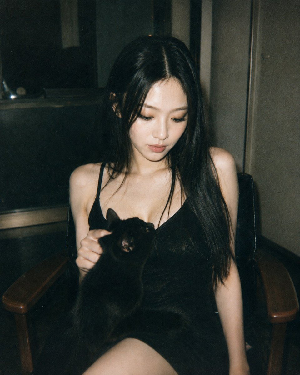 pnuv_ut's tweet photo. 黒い影を、静かに抱きしめて。

Holding the quiet dark.

#TokyoNight #MoodyPortrait #CinematicPhotography #DarkAesthetic #雰囲気写真 https://t.co/RNyyc5LJmS