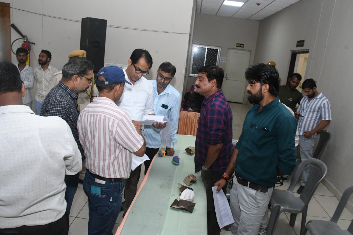 DEOKotaElection's tweet photo. #नगरीय_निकाय_चुनाव_2026 
#Kota
@SecRajasthan 
@Dcdmkota
@DIPRRajasthan 
नगरीय निकाय चुनाव-2026
सिआम ऑडिटोरियम में जिला निर्वाचन अधिकारी (कलक्टर) पीयूष समारिया के निर्देशन में पीठासीन अधिकारी एवं मतदान अधिकारी (प्रथम) के उत्तरदायित्वों का गहन प्रशिक्षण दो पारियों में दिया गया। https://t.co/3ngbV7tmuq