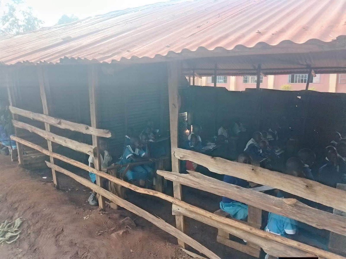 AnuarSaddat's tweet photo. Ooyo, that is Andingo Primary School in West Gem Ward, Rangwe constituency, Homabay, Nyanza. The area MP since 2017 is LILIAN ACHIENG GOGO. She is known for throwing big abuses, using unprintable words.

She is asking her constituents to re-elect her again because she wants to go and help Ruto arrest Gachagua.

Marginalization and other stories of abunuazi!