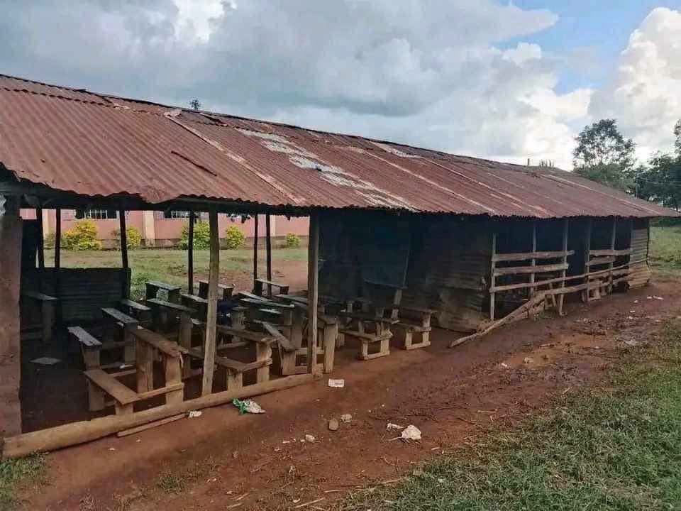 AnuarSaddat's tweet photo. Ooyo, that is Andingo Primary School in West Gem Ward, Rangwe constituency, Homabay, Nyanza. The area MP since 2017 is LILIAN ACHIENG GOGO. She is known for throwing big abuses, using unprintable words.

She is asking her constituents to re-elect her again because she wants to go and help Ruto arrest Gachagua.

Marginalization and other stories of abunuazi!