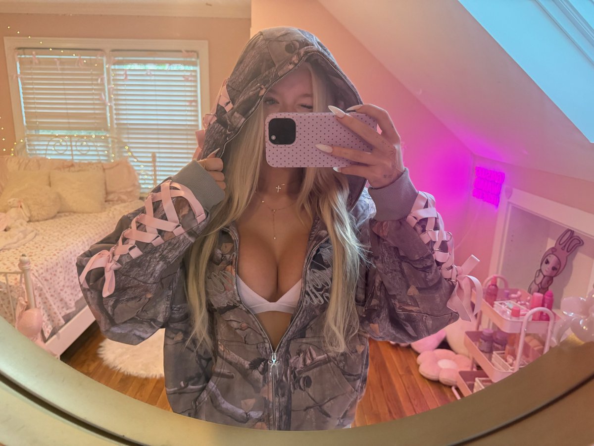 sydneycolettee's tweet photo. Who likes my hoodie hehe https://t.co/WQicBiSZm4