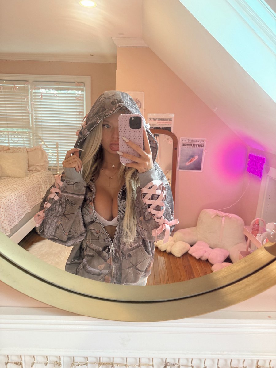 sydneycolettee's tweet photo. Who likes my hoodie hehe https://t.co/WQicBiSZm4
