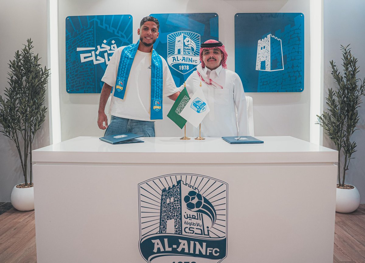 alain_ksa's tweet photo. من مراسم توقيع مهاجمنا الجديد 🤝

#نادي_العين_السعودي https://t.co/K32pAkzr6e