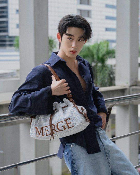 orzsendhelp's tweet photo. nong moth is that you? 👜💙🩵
#est_rvp #MergeOnTimeBag
#MergeFriends https://t.co/A2d65VzmkV