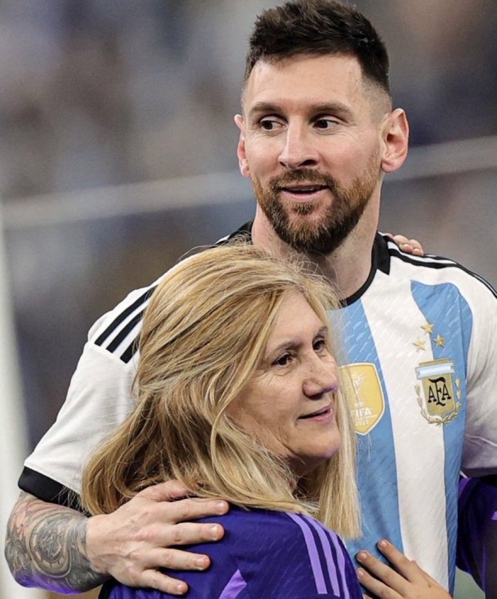 M10GOAT's tweet photo. خبر اعتزال ابنك ميسي دوليًا❓

🚨 سيليا ميسي: "ما زلت أبكي، رغم أننا كنا نعلم أن هذا سيحدث، إلا أن العائلة بأكملها حزينة جدًا، لكن الأهم هو أن يكون هو سعيدًا.

كان والده يقول له دائمًا: ماذا سأفعل عندما لا تلعب كرة القدم بعد الآن؟

وحدث كل شيء دفعة واحدة… أمر لا يُصدق." 💔 https://t.co/dbzT3X1FVC